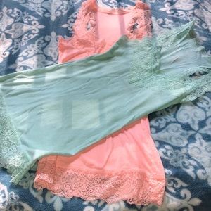 🛍🌴 Set of two XS pretty lace tank cami’s!!